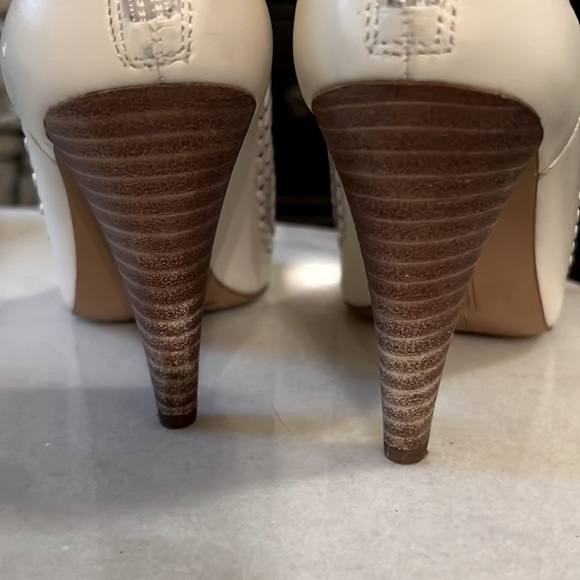Vince Camuto Cutout Peep Toe Off White Leather Booties 3.75” Heels Size 7 M - Picture 7 of 9